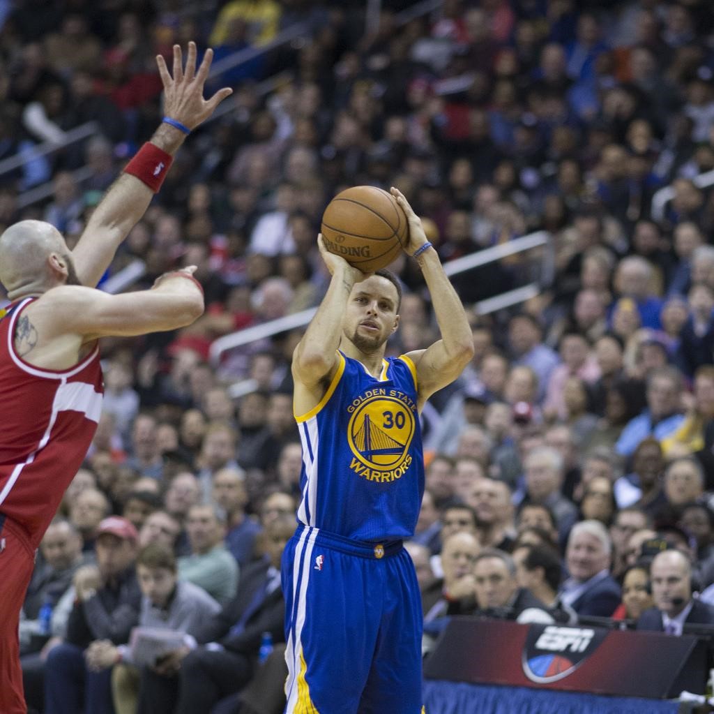 Sports Illustrated: Golden State Warrior Steph Curry Wears Contacts to Address Eye Condition