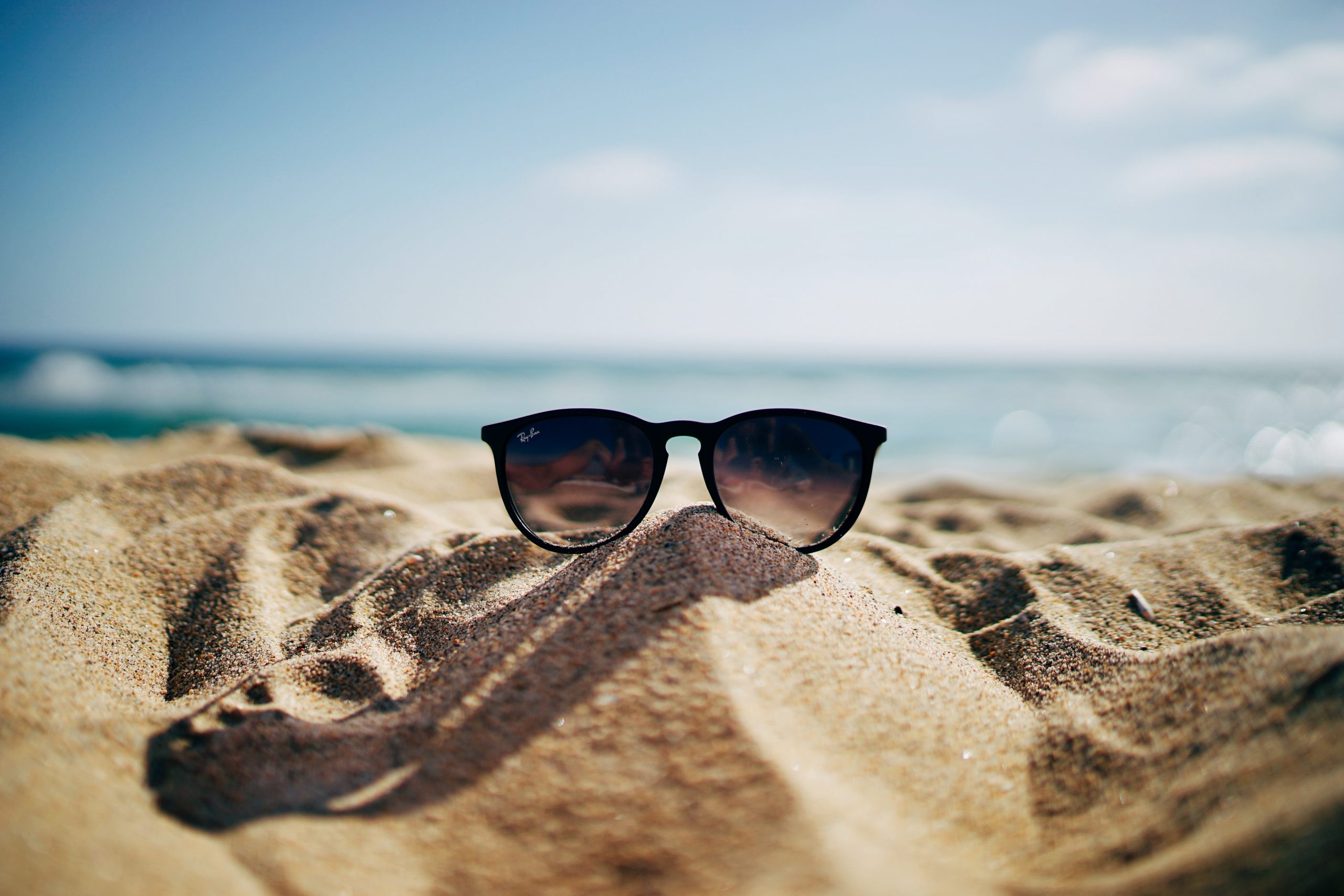 Caring for Contact Lenses While Having Fun in the Sun